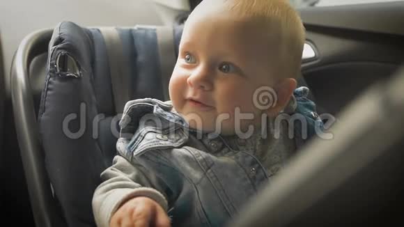 儿童的汽车安全小男孩坐在特别的汽车座位上视频的预览图