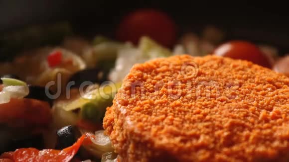 汉堡包的炸薯条在厨房里的煎锅里煎在锅里烤视频的预览图