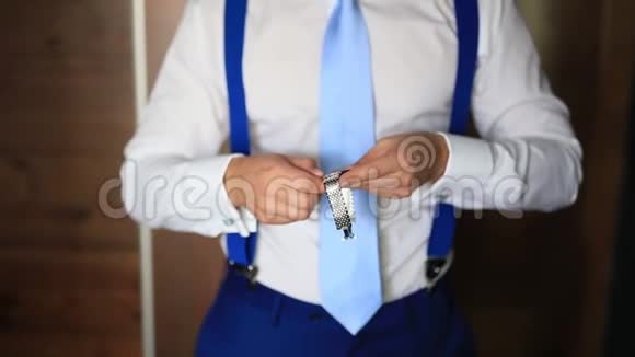 系领带的人新郎系领带婚礼新郎通道视频的预览图