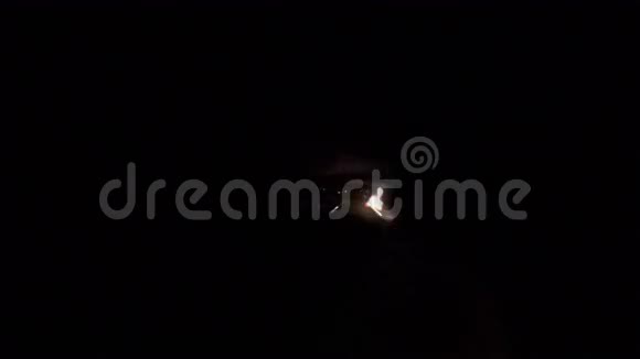 人类在黑暗中点燃火柴在黑色背景上燃烧慢动作视频的预览图