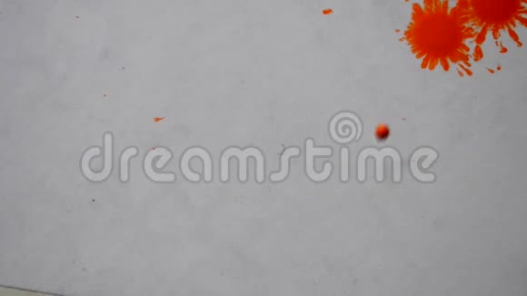 红色橘色油墨漆滴扩散视频的预览图