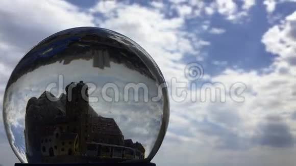 水晶球里的小城市时光流逝视频的预览图