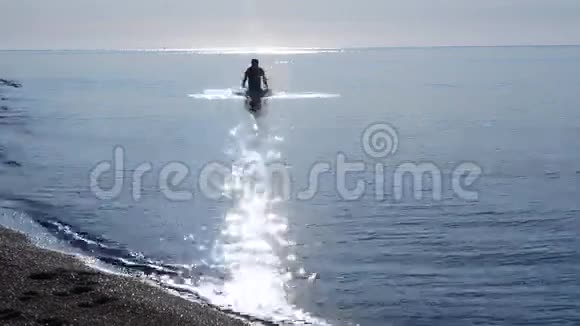 快乐的人在阳光的照耀下在水面上奔跑飞溅快乐视频的预览图