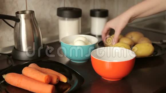 晚饭时清洗煮土豆视频的预览图