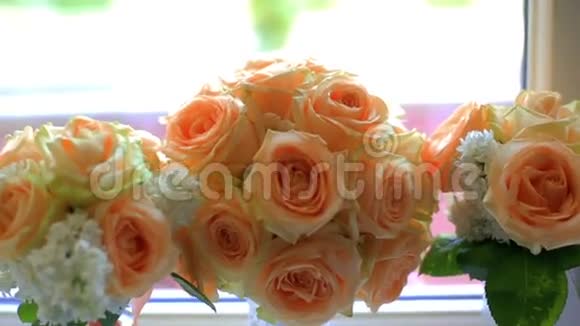 窗台上的花瓶里放着一束米色玫瑰婚礼日视频的预览图