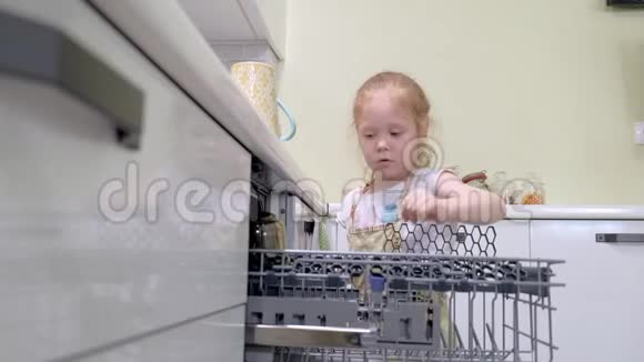 那个女孩帮我妈妈把盘子从洗碗机里拿出来视频的预览图