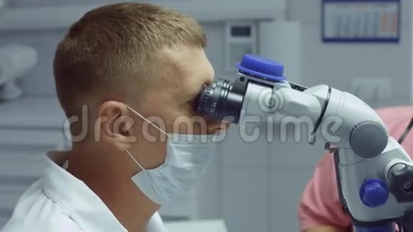 专业牙科检查病人显微镜视频的预览图
