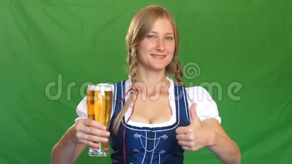 穿着巴伐利亚服装的女人笑了笑竖起大拇指绿色屏幕视频的预览图
