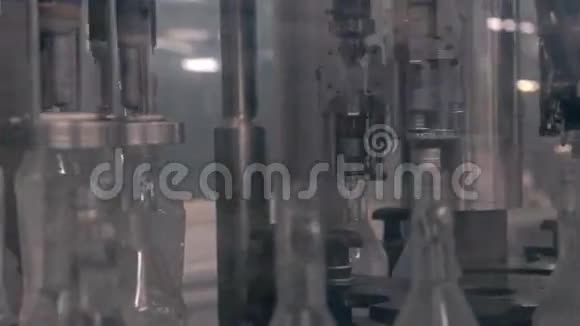 植物上的瓶装水工厂装瓶厂伏特加瓶盖拧紧视频的预览图