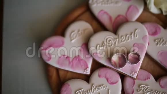 心形式的饼干结婚铭文粉色饼干视频的预览图