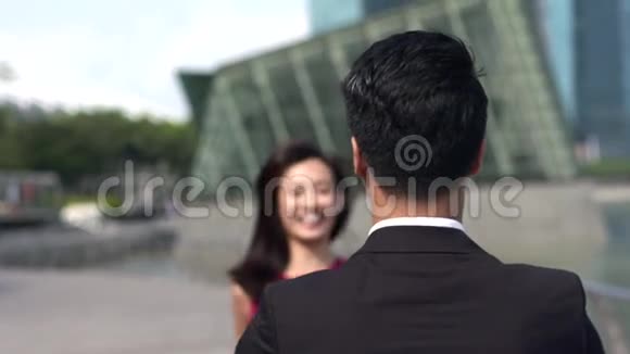 亚洲女孩跑去见她的男朋友视频的预览图