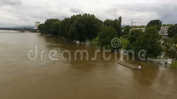 莱茵河河岸的洪水视频的预览图
