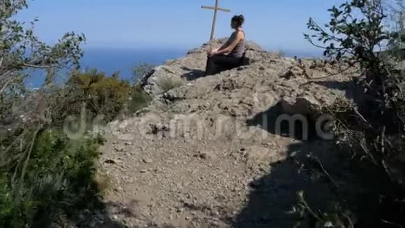 旅行者的女人坐在岩石山上视频的预览图