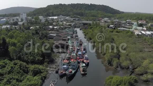 PhuQuoc岛河流4KDrobe拍摄的渔船视频的预览图