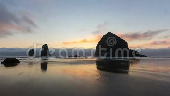 日落时分卡农海滩低潮时沿太平洋的云层和天空消失视频的预览图