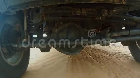 撒哈拉沙漠的摄像车在车底下视频的预览图