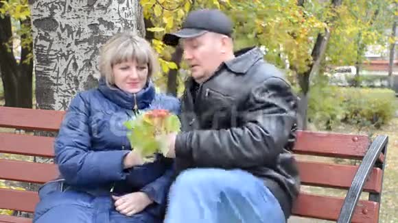 男人和女人坐在长凳上视频的预览图