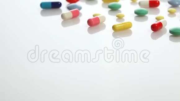 五颜六色的药丸视频的预览图