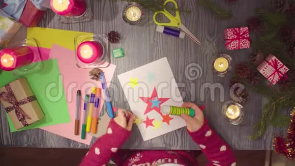 儿童手工艺小女孩新年贺卡视频的预览图