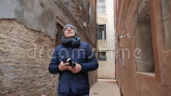 在老城区散步的男性游客视频的预览图