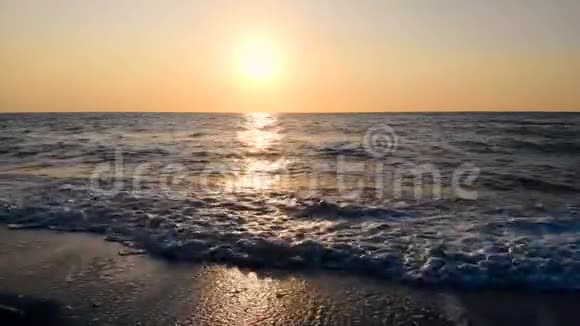 海浪和日落背景下的海滩视频的预览图