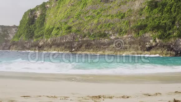 热带海滩上的海浪纳萨佩奈达的克林金海滩视频的预览图