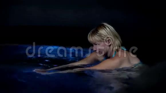一个漂亮的女人在按摩浴缸里放松视频的预览图