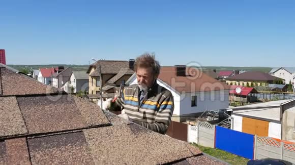 建筑铺设柔软的屋顶视频的预览图