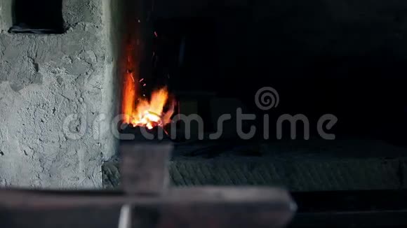 铁匠正在炉子里吹空气以获得火花视频的预览图