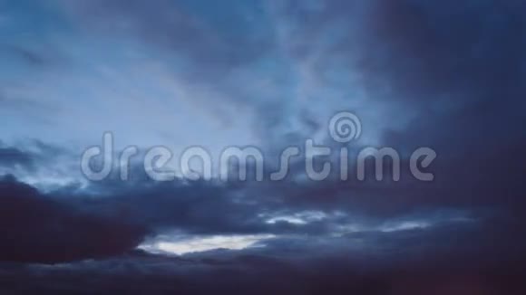 美丽的暴风雨黄昏云时间流逝视频的预览图