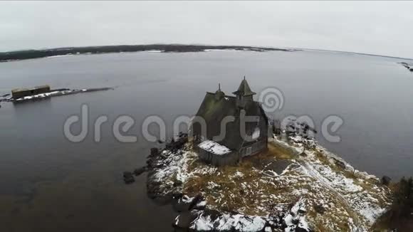 冬季海岸老房子的鸟瞰图视频的预览图