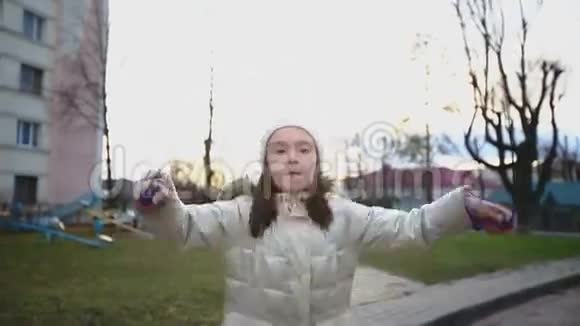 小女孩在日落时跳绳慢动作视频的预览图