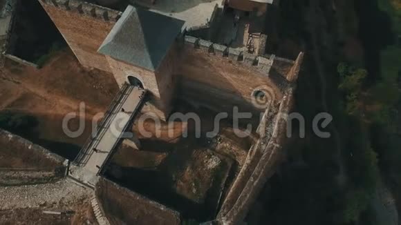 河岸上的古堡空中无人机镜头视频的预览图