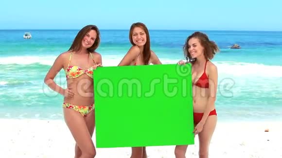三个女孩拿着绿色的屏幕视频的预览图