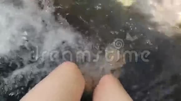 亚洲妇女水溪中少女腿浸视频的预览图