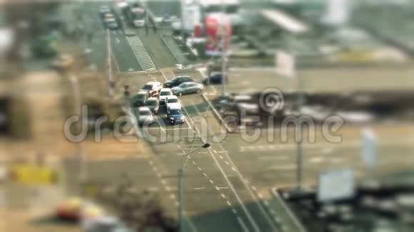 汽车驾驶倾斜转移在布加勒斯特视频的预览图