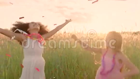 小女孩在麦田里翩翩起舞在夕阳的余晖中欢天喜地地赶上落下来的纸屑雨视频的预览图