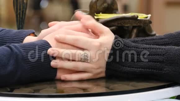 快乐的一对夫妇在购物中心的咖啡馆里牵手和抚摸对方女性的手抚摸男性的手视频的预览图