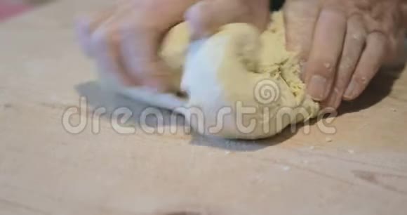 一个男人的手正在一个碗里做意大利宏观视野视频的预览图