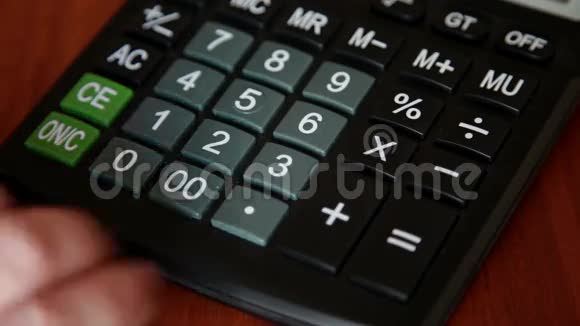 键盘上的女性手打字数字视频的预览图