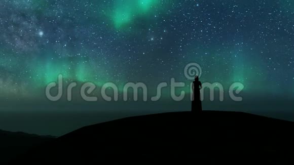 黑暗的背景空间背景抽象背景景观设计北极光身穿罩袍的女孩视频的预览图