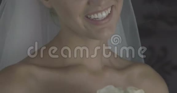 美丽的新娘捧着一束玫瑰和欢笑视频的预览图