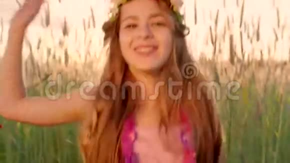 日落时分小女孩在麦田里的彩纸雨下翩翩起舞视频的预览图