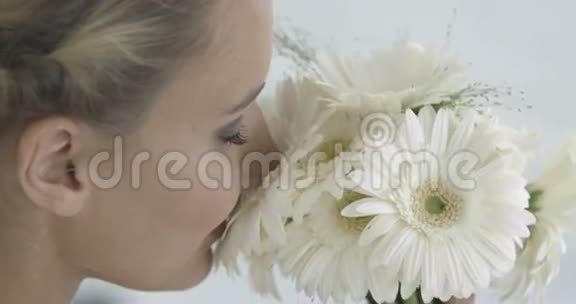 美丽的新娘闻着她的雏菊花束视频的预览图