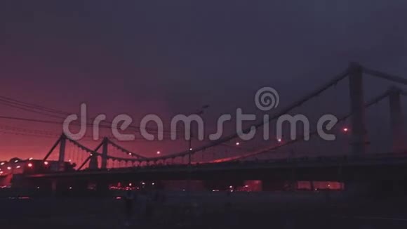 观看戏剧性的红色和黑色夜空雷电风暴照明闪光灯桥梁暴风雨天气视频的预览图
