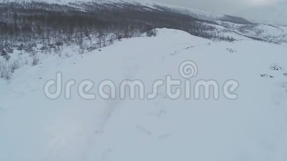 雪山公路上汽车行驶的鸟瞰图视频的预览图