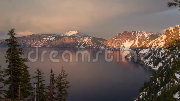 火山口湖落日的余晖视频的预览图