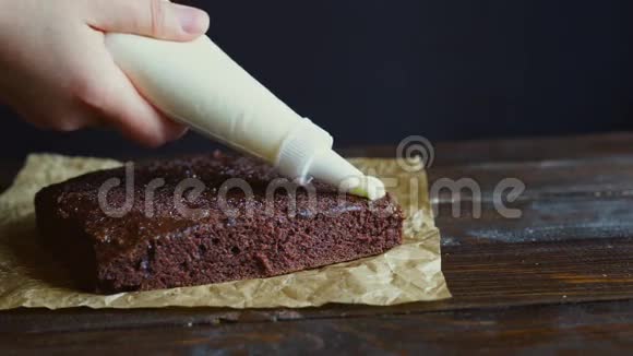 厨师做蛋糕厨师用糕点包装饰蛋糕奶油蛋糕视频的预览图