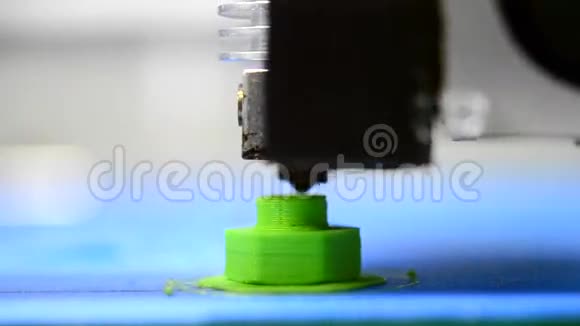 3D打印机从塑料图形打印的形式螺栓视频的预览图