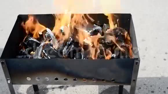 烧烤架里的木炭着火了视频的预览图